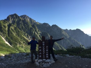 剱岳をバックにパチリ