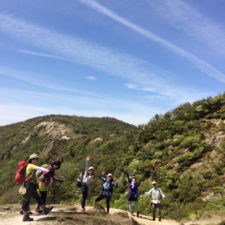 八風峠を過ぎ、いよいよ釈迦ヶ岳に向かって眺めの良い稜線を歩きます。