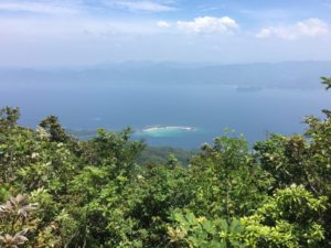水島は海水浴ができるようです。南国の無人島のように見えました。