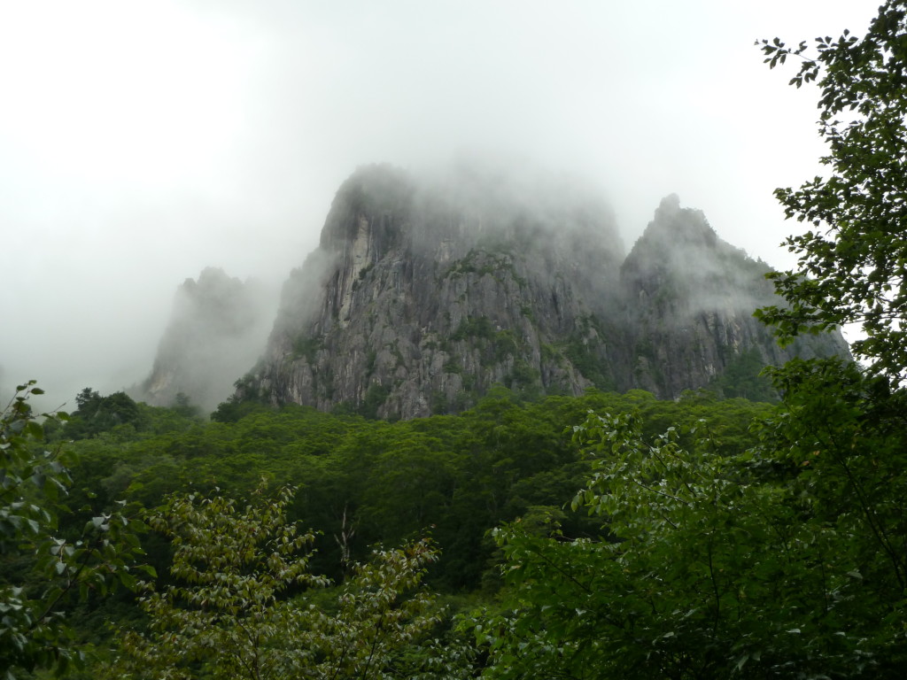 錫杖岳 前衛壁 ・・・左方を登ります。