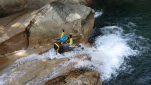 天然のウォータースライダーで遊ぶ