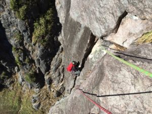 4ピッチ目のワイドクラックを登るF田さん