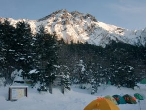テン場からの赤岳 夜はマイナス１０度以下でした。 