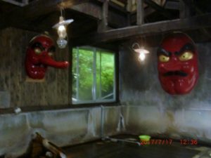 北温泉の天狗風呂 天狗が三人いました。 立派でした。