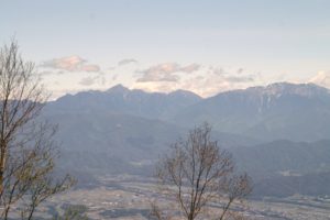 甲斐駒ケ岳と右端に大きな仙丈ヶ岳、一番右端には光岳も見えました。まさに南アルプスの展望台です。