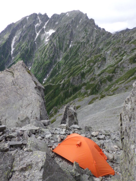 主峰直下の幕営地