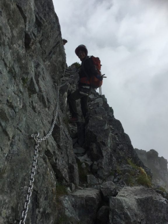 山頂直下の岩場